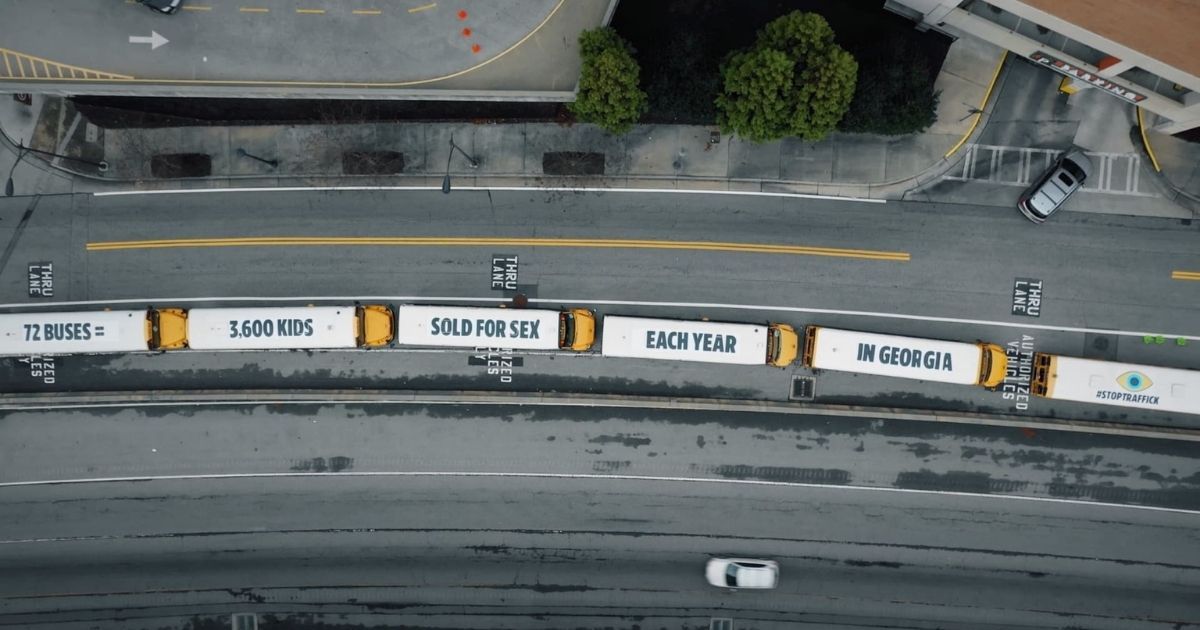Street Grace - Billboard làm từ 72 chiếc xe buýt cảnh tỉnh người dân về vấn nạn xã hội