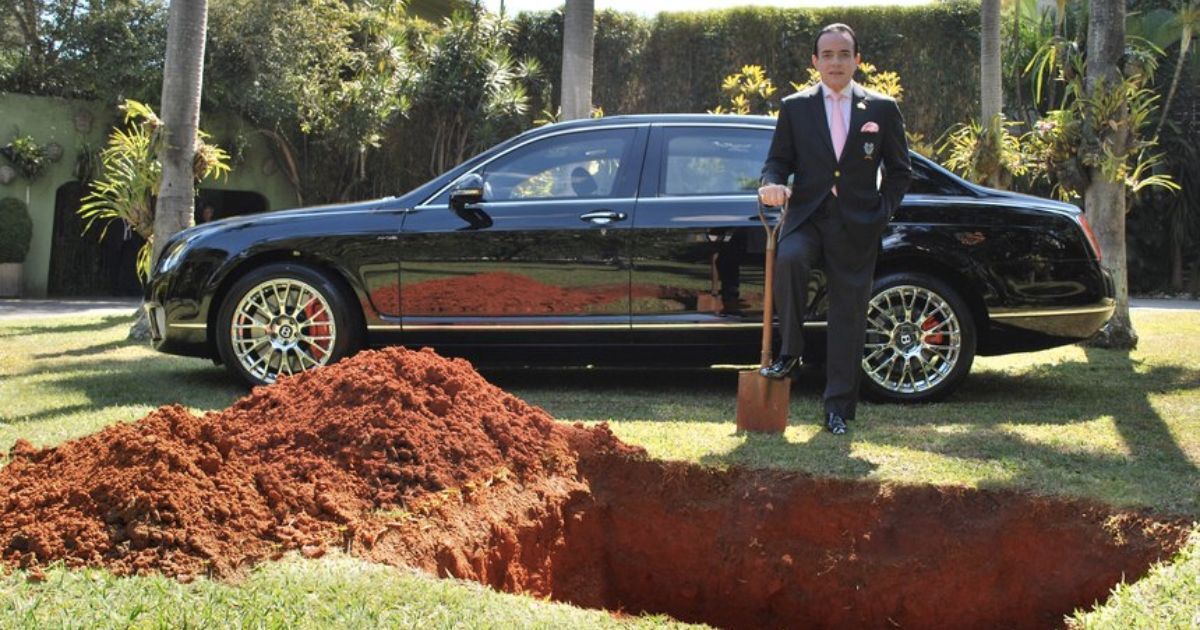 ABTO - “Bentley Burial”: “Cú cua cực gắt” từ chôn cất siêu xe đến kêu gọi hiến tạng