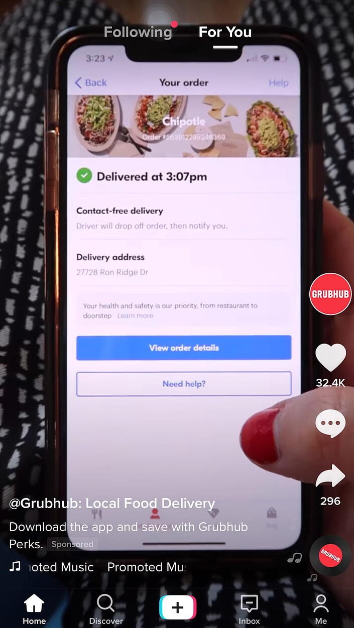 Ví dụ về quảng cáo In-feed Ads (cre: Hubspot)