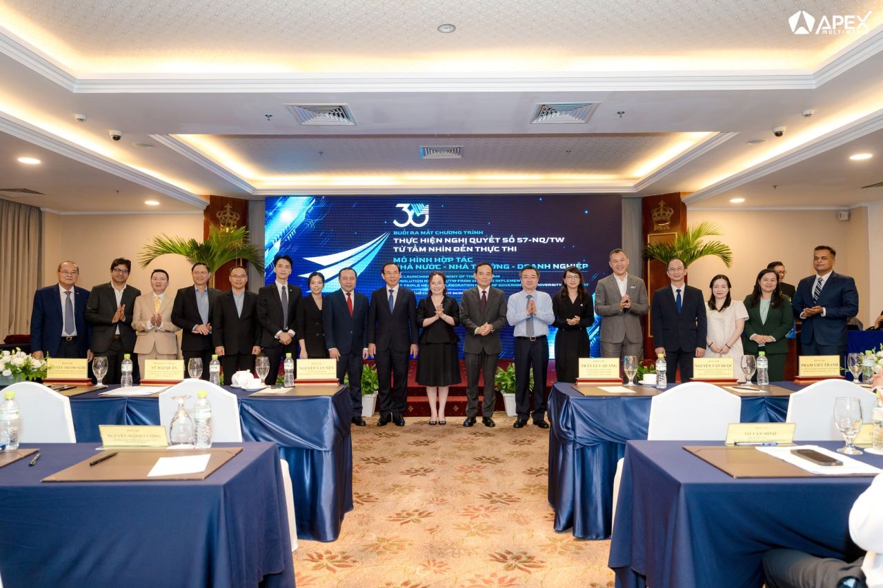 10 doanh nghiệp, tập đoàn trong nước và quốc tế đã có buổi kí kết vô cùng đặc biệt cùng Đại học Quốc gia Thành phố Hồ Chí Minh tại buổi ra mắt