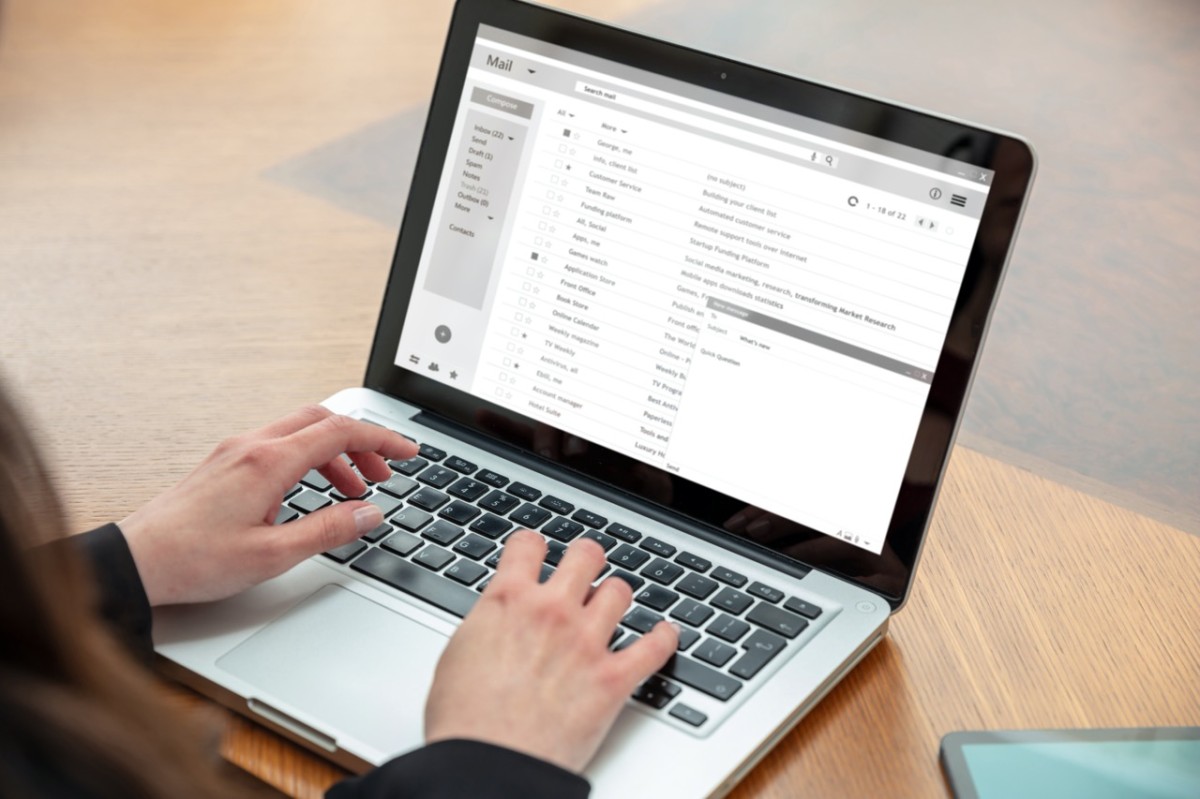 Gửi cold email cùng pitch deck ấn tượng cho nhà đầu tư.
