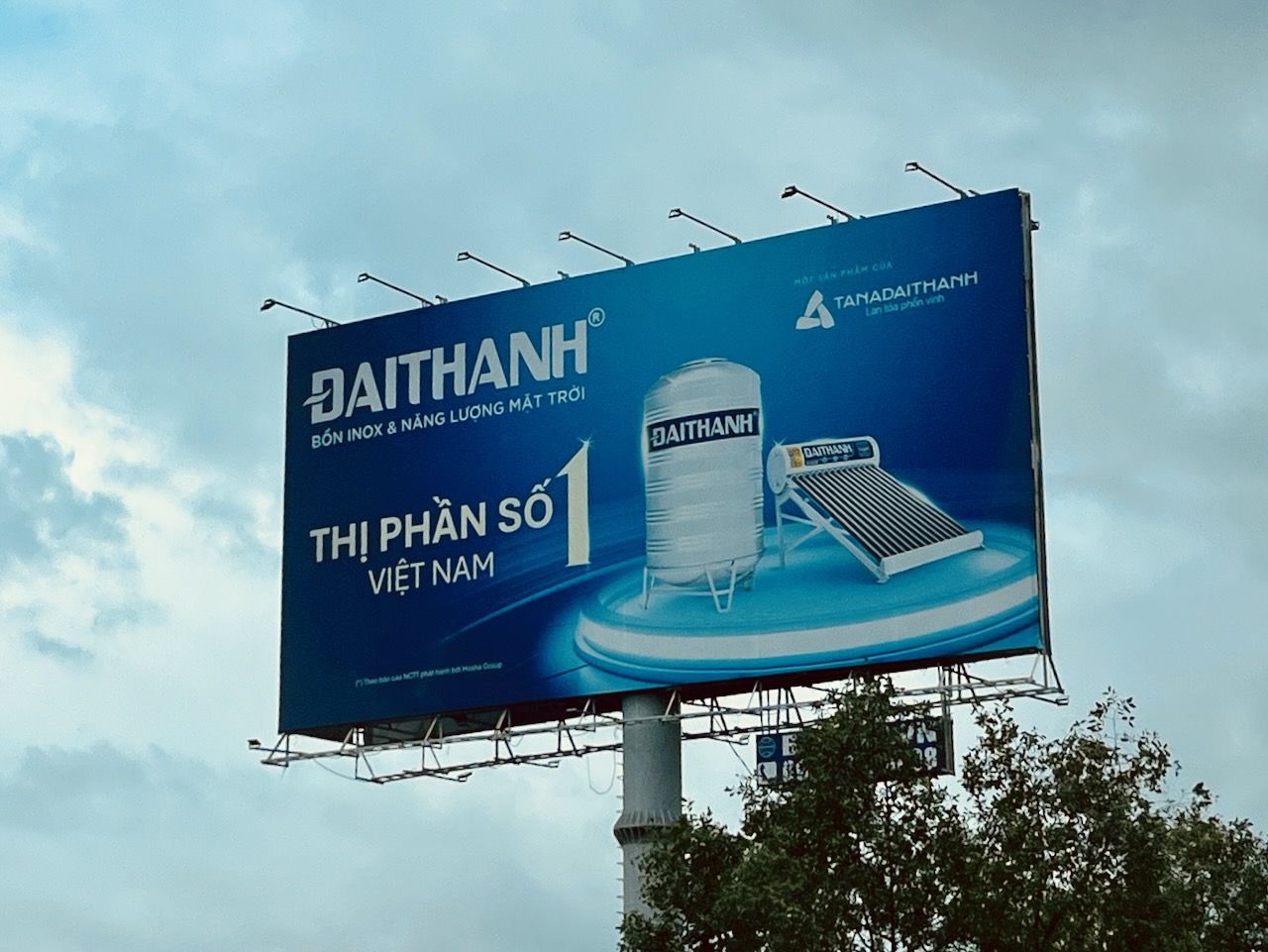 Đằng sau danh xưng “Thương hiệu Top 1”: Khi sự thật nằm ở… dòng chữ “size 6”