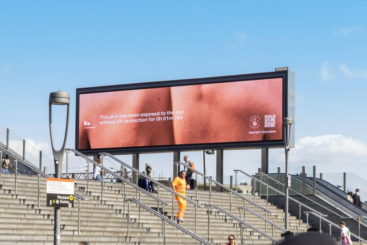 Billboard biết “đổi màu da” dưới nắng mang theo lời cảnh báo thị giác về tác hại của tia UV