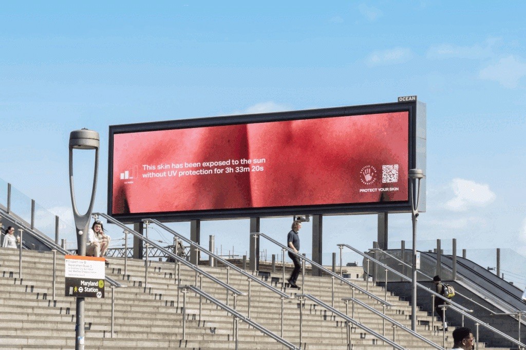 Billboard biết “đổi màu da” dưới nắng mang theo lời cảnh báo thị giác về tác hại của tia UV