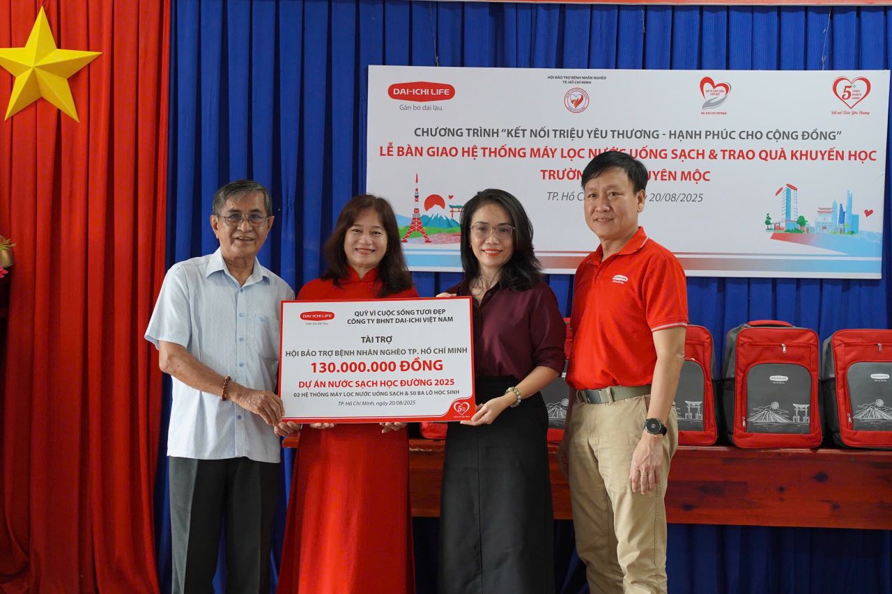Dai-ichi Life Việt Nam t&agrave;i trợ hệ thống m&aacute;y lọc nước uống sạch v&agrave; qu&agrave; khuyến học cho trường học