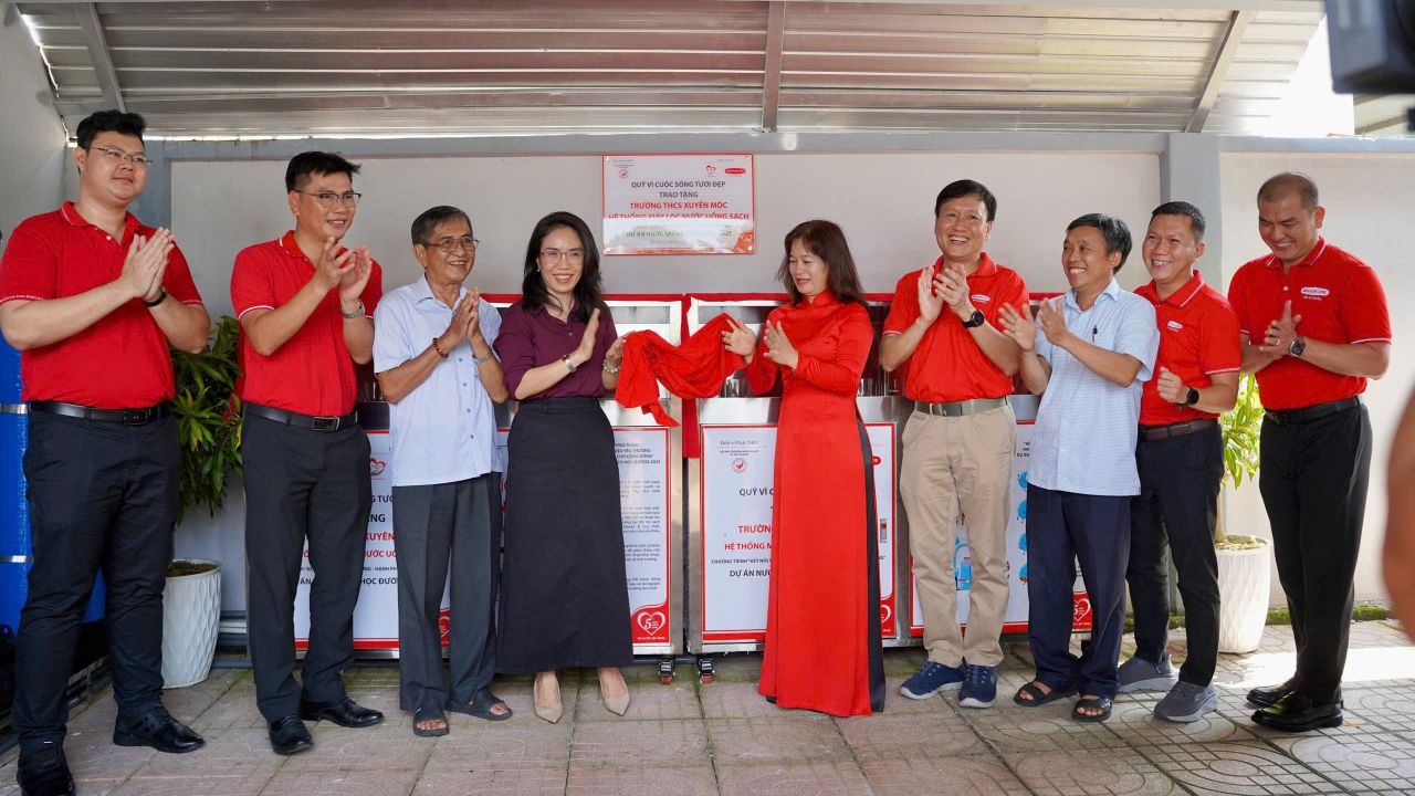 Dai-ichi Life Việt Nam t&agrave;i trợ hệ thống m&aacute;y lọc nước uống sạch v&agrave; qu&agrave; khuyến học cho trường học