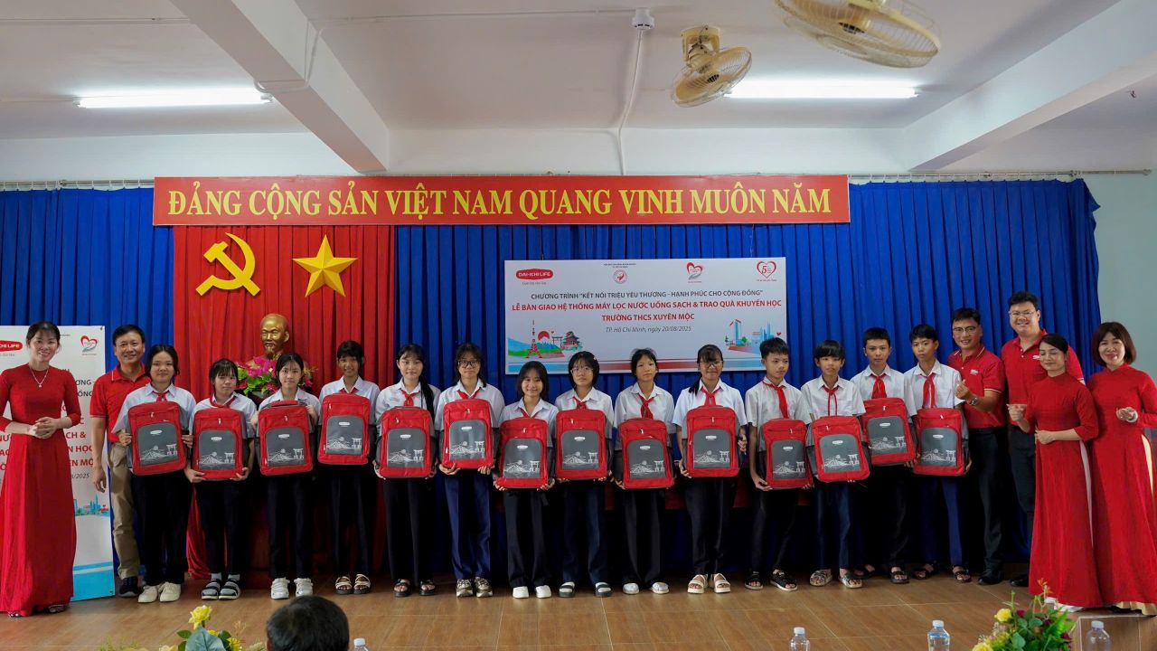 Dai-ichi Life Việt Nam t&agrave;i trợ hệ thống m&aacute;y lọc nước uống sạch v&agrave; qu&agrave; khuyến học cho trường học