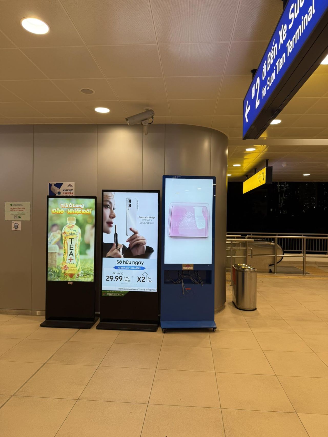 Màn hình quảng cáo bên trong nhà chờ ga Metro