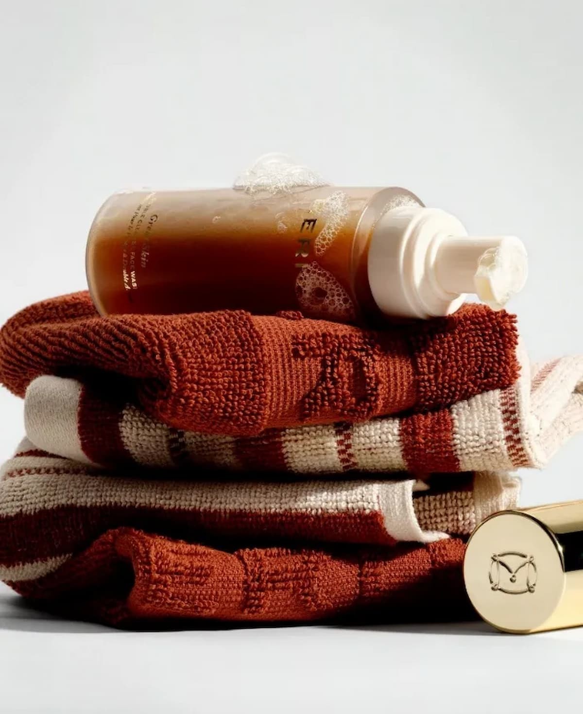 Sản phẩm sữa rửa mặt Great Skin Double Cleanse của Merit.