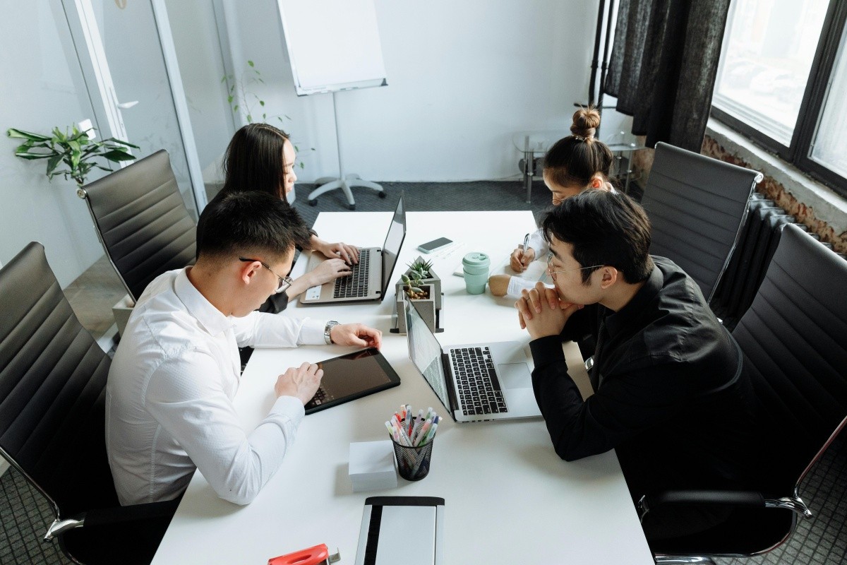 Có thể nói nơi nào có từ 2 người trở lên, có xuất hiện sự mâu thuẫn, cạnh tranh về mặt lợi ích, quyền lợi hay quyền lực nơi đó sẽ xuất hiện Politics.