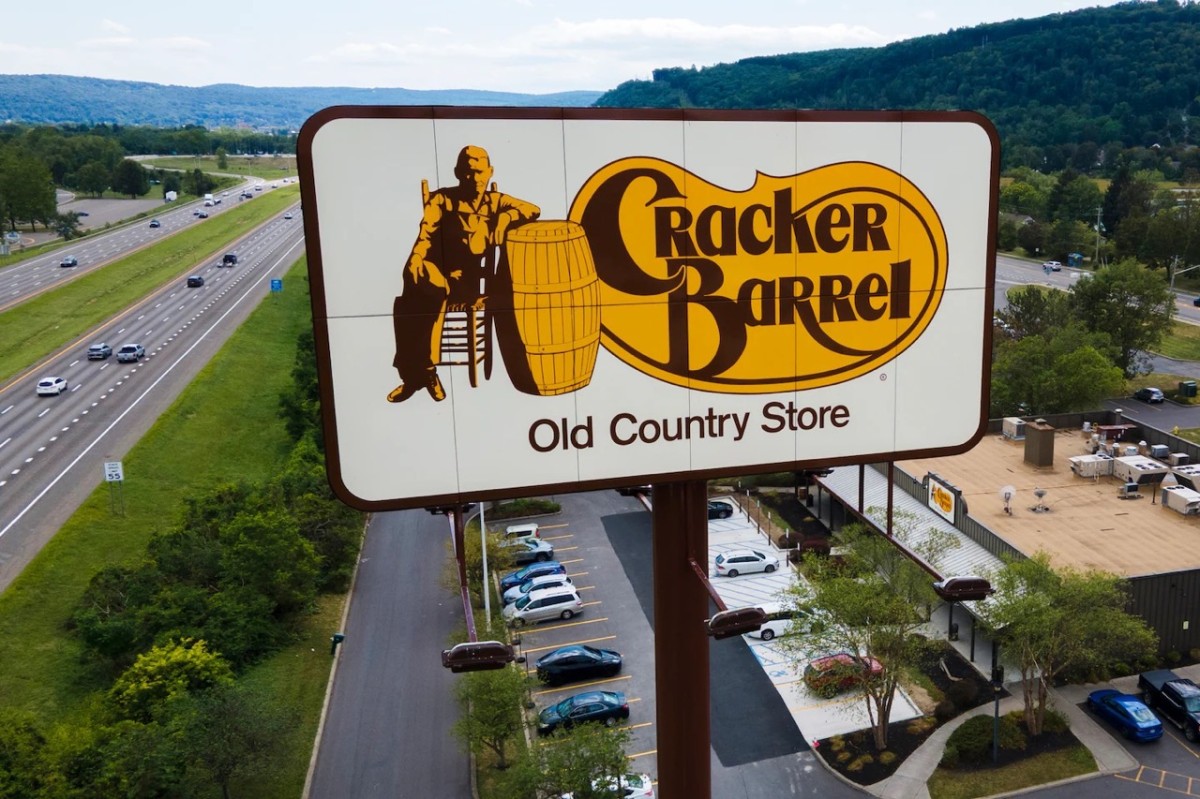 Rebranding 2025: Bài học toàn cầu từ Cracker Barrel, Jaguar, HBO Max và Adobe