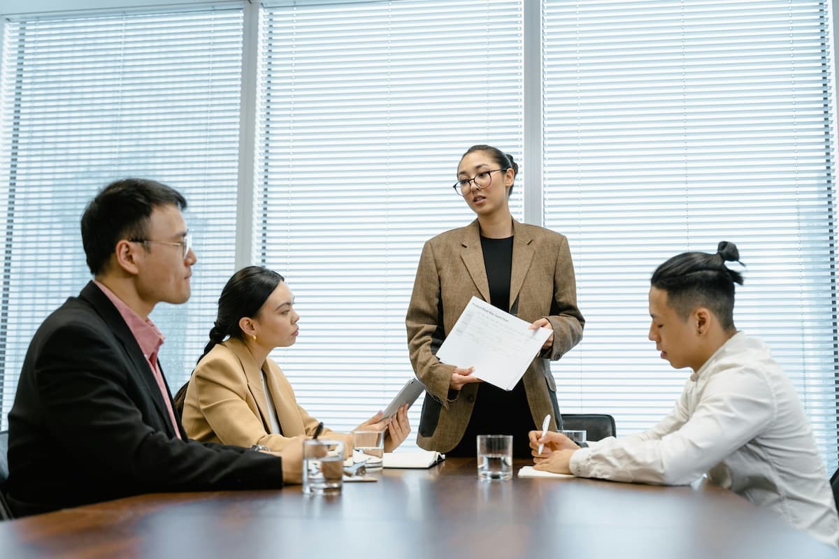 Quyền lực thật sự nằm trong tay ai?
