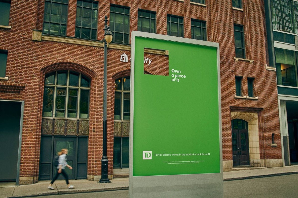 Biển quảng cáo của TD Bank xuất hiện ở cạnh nhiều cửa hàng của các thương hiệu nổi tiếng