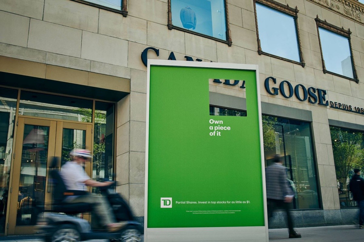 TD Bank cũng tính toán kĩ lưỡng vị trí của từng góc ô vuông để người xem có thể nhìn thấy thương hiệu phía sau.