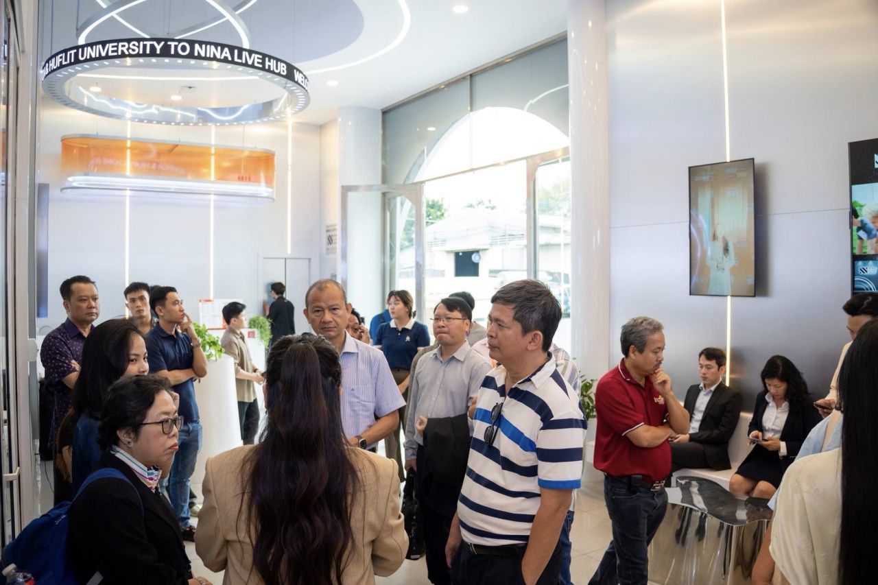 Startup MasterTrack kết nối Nina Live Hub khảo s&aacute;t m&ocirc; h&igrave;nh livestream thực chiến cho startup