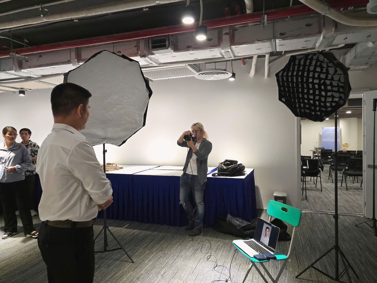 Học vi&ecirc;n Startup MasterTrack được hỗ trợ chụp ảnh profile chuy&ecirc;n nghiệp c&ugrave;ng Unposed Studio