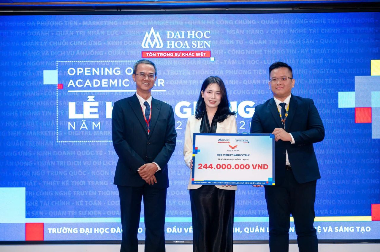 Thạc sĩ V&otilde; Thị Mỹ Duy&ecirc;n - Gi&aacute;m đốc Đ&agrave;o tạo Học viện Kỹ năng VTALK trao tặng c&aacute;c suất học bổng trị gi&aacute; 244 triệu đồng cho trường Đại học Hoa Sen