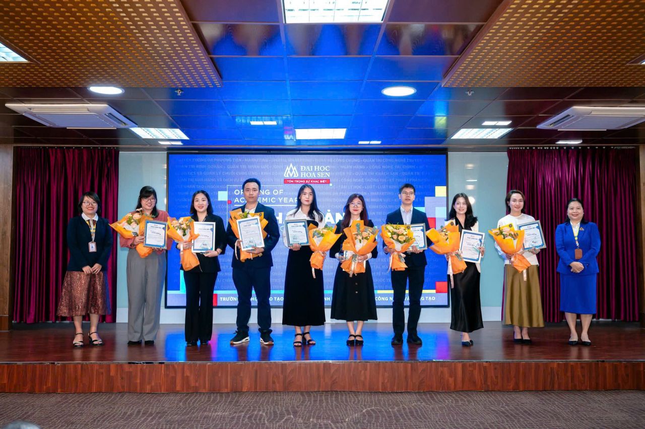 Thạc sĩ V&otilde; Thị Mỹ Duy&ecirc;n - Gi&aacute;m đốc Đ&agrave;o tạo Học viện Kỹ năng VTALK nhận thư cảm ơn từ trường Đại học Hoa Sen