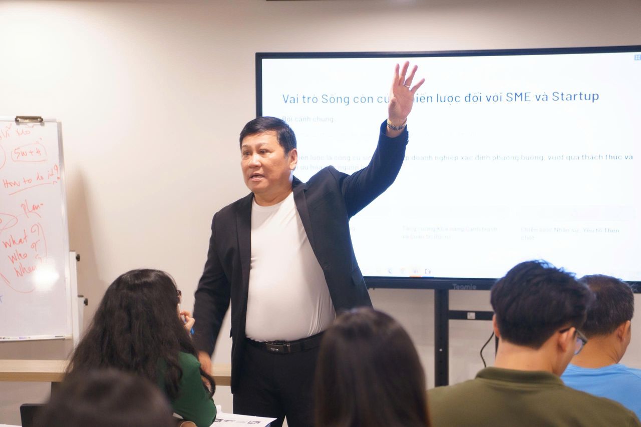 Tiến sĩ Hồ H&aacute;n D&acirc;n đ&agrave;o tạo trong chuy&ecirc;n đề Quản trị Chiến lược Doanh nghiệp - Startup MasterTrack 2025