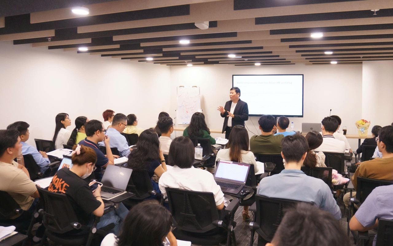 Tiến sĩ Hồ H&aacute;n D&acirc;n l&agrave; một trong c&aacute;c chuy&ecirc;n gia đ&agrave;o tạo trong chuy&ecirc;n đề Quản trị Chiến lược Doanh nghiệp - Startup MasterTrack 2025