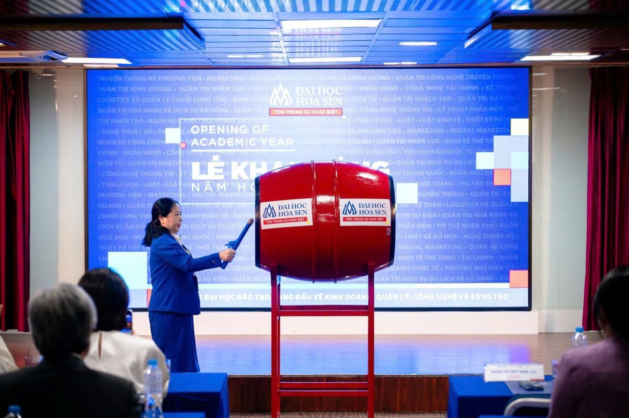 Học viện Kỹ năng VTALK trao học bổng trị gi&aacute; 244 triệu đồng cho ĐH Hoa Sen ng&agrave;y khai giảng