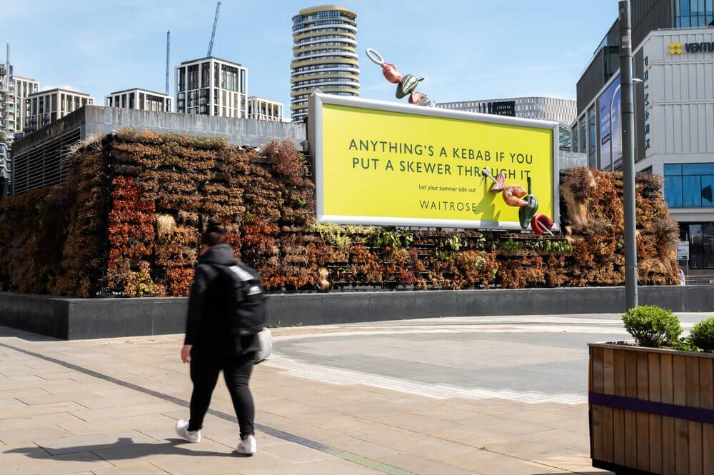 Chiến dịch “Let your summer side out” của Waitrose “xiên” cả mùa hè vào Billboard khổng lồ giữa lòng London