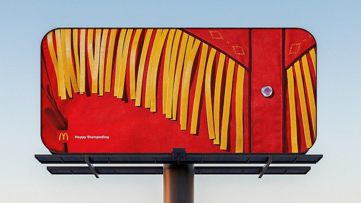 Thông điệp “Happy Stampeding” lan tỏa không khí “Cowboy Closeups” trên từng Billboard khổng lồ.