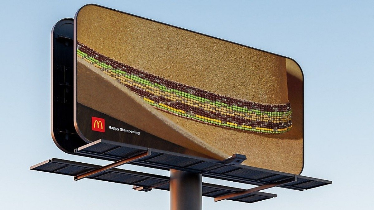 McDonald's sáng tạo khi biến lớp nhân burger thành họa tiết da dập nổi trên mũ.
