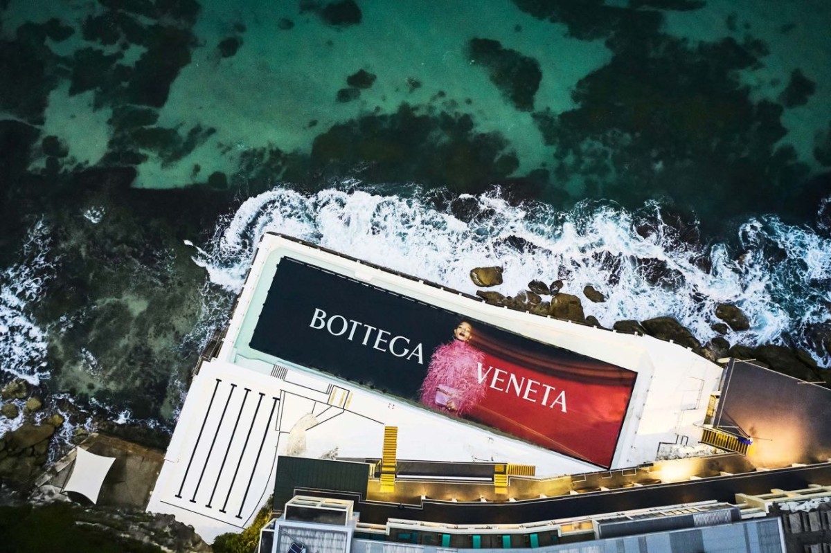 Biển quảng cáo dưới nước – cú twist bất ngờ tại Bondi Beach.