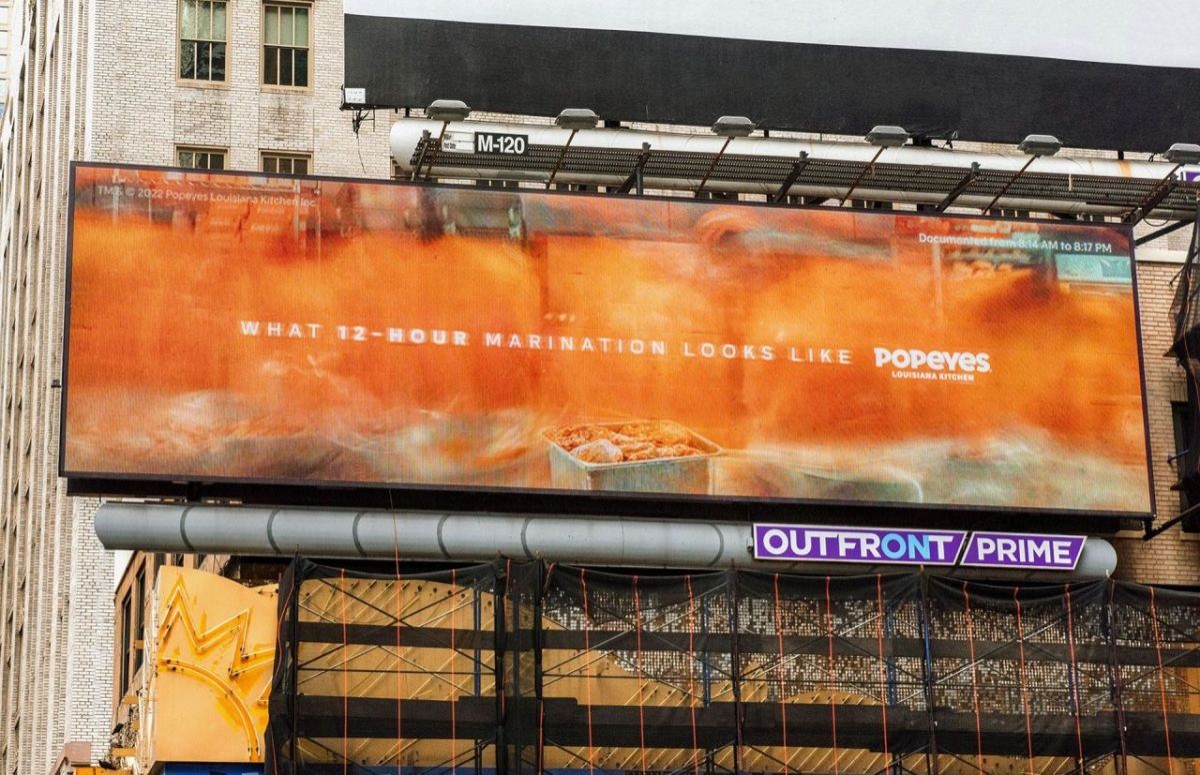 Billboard kỹ thuật số mô phỏng quá trình ướp gà 12 giờ giúp Popeyes truyền tải hương vị đậm chất Louisiana theo cách đầy ấn tượng.