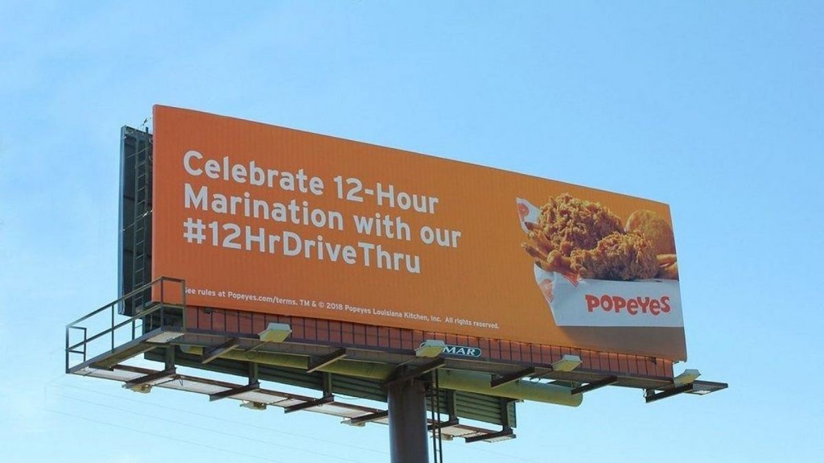 Billboard điện tử của Popeyes hiển thị lộ trình và thông điệp cổ vũ tạo điểm nhấn thú vị cho “12 Hour Drive Thru”.