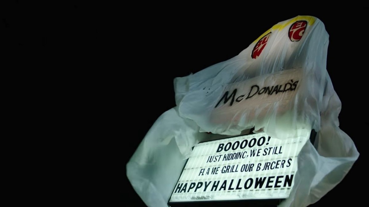 Khi màn đêm buông xuống, “bóng ma McDonald’s” của Burger King trở nên rùng rợn hơn bao giờ hết.