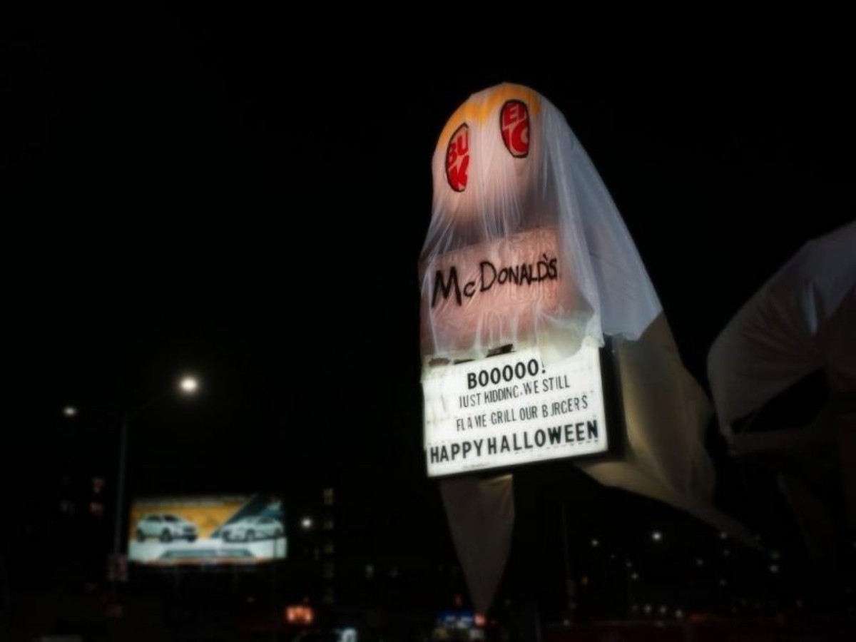 Dòng chữ nguệch ngoạc “McDonald’s” như lời trêu chọc táo bạo gửi tới đối thủ.