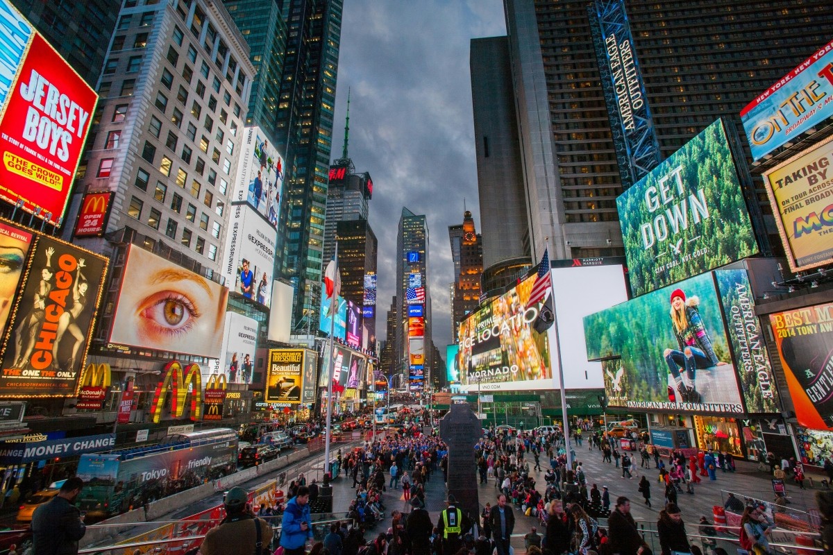 bảng hiệu quảng cáo không nhắm tới dân New York. Nó là một tuyên bố cho toàn thể thị trường quê nhà: thương hiệu này là niềm tự hào quốc gia.