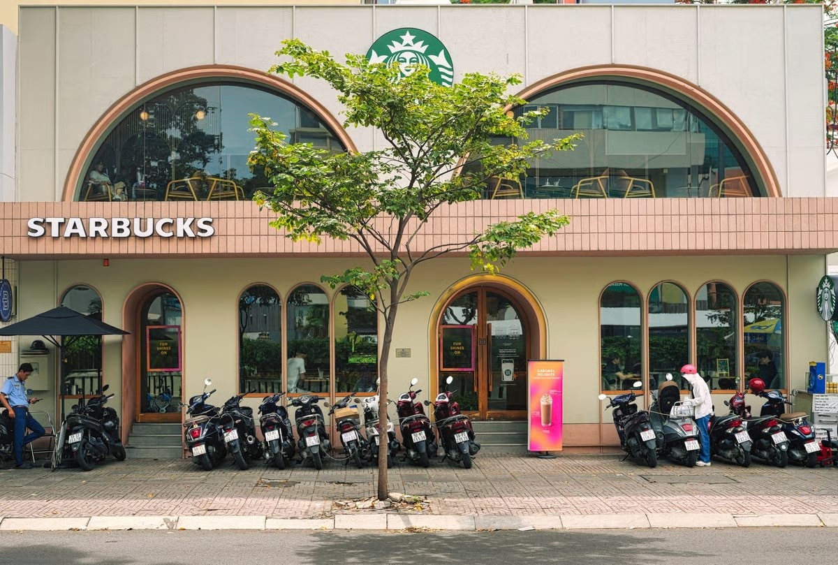 Một cửa hàng Starbucks nằm ở mặt phố