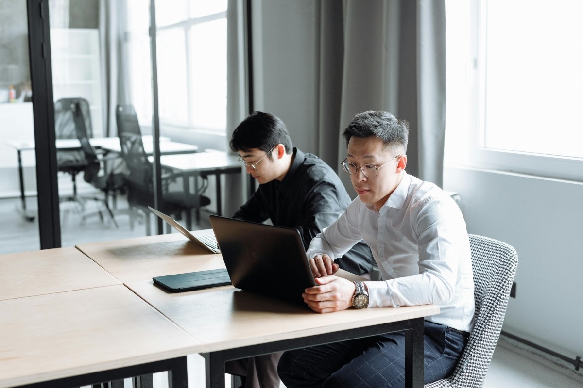 “flow” là một trạng thái tâm lý khi một người hoàn toàn tập trung vào một hoạt động, đến mức họ quên đi cảm giác về thời gian và không gian, và trải nghiệm sự mãn nguyện, hứng khởi khi sử dụng tối đa khả năng của bản thân.