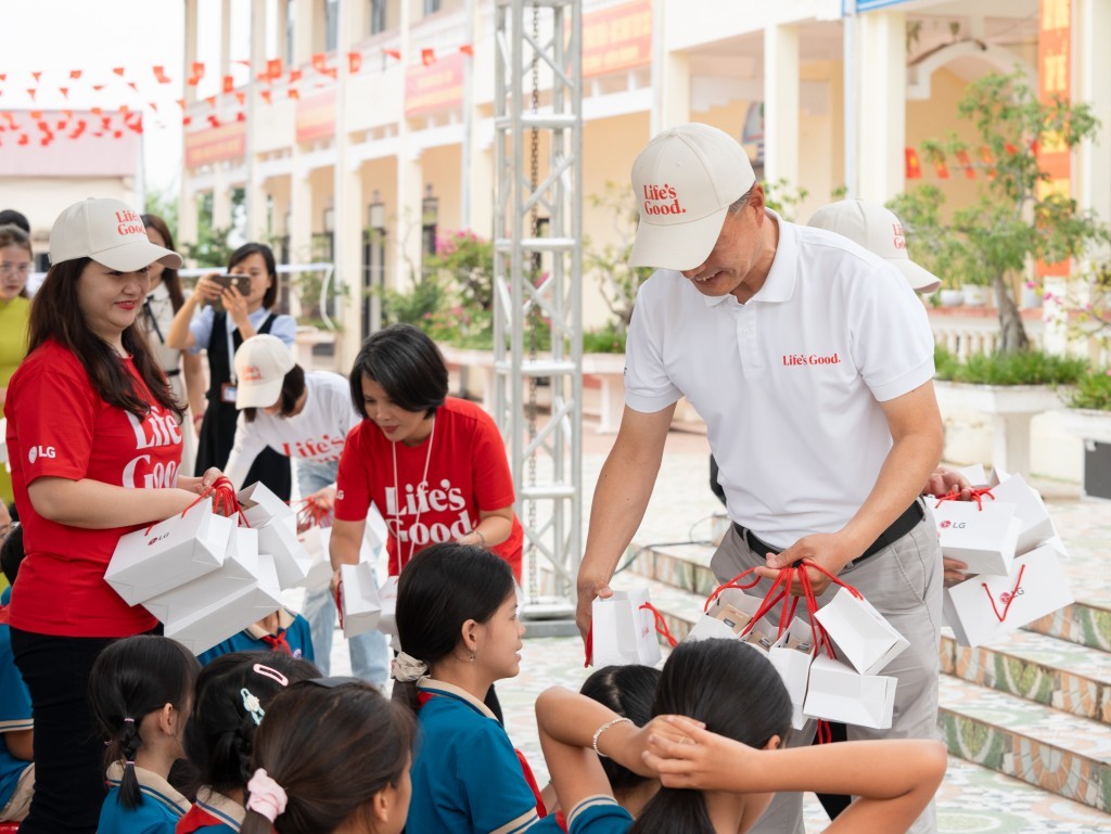 LG Electronics Việt Nam khánh thành sân bóng “Hạt giống Tài năng”