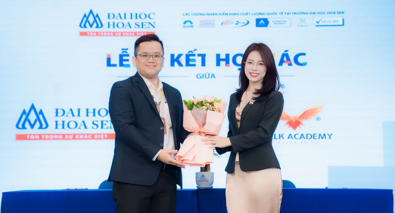 Thạc sĩ Đo&agrave;n Ngọc Duy - Ph&oacute; Hiệu Trưởng Đại học Hoa Sen k&yacute; kết hợp t&aacute;c với Thạc sĩ V&otilde; Thị Mỹ Duy&ecirc;n - Gi&aacute;m đốc Đ&agrave;o tạo Học viện Kỹ năng VTALK