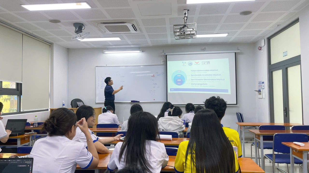 Chuy&ecirc;n gia Mai Nguyễn Ho&agrave;ng Nam truyền cảm hứng khởi nghiệp tại Đại học T&agrave;i ch&iacute;nh Marketing