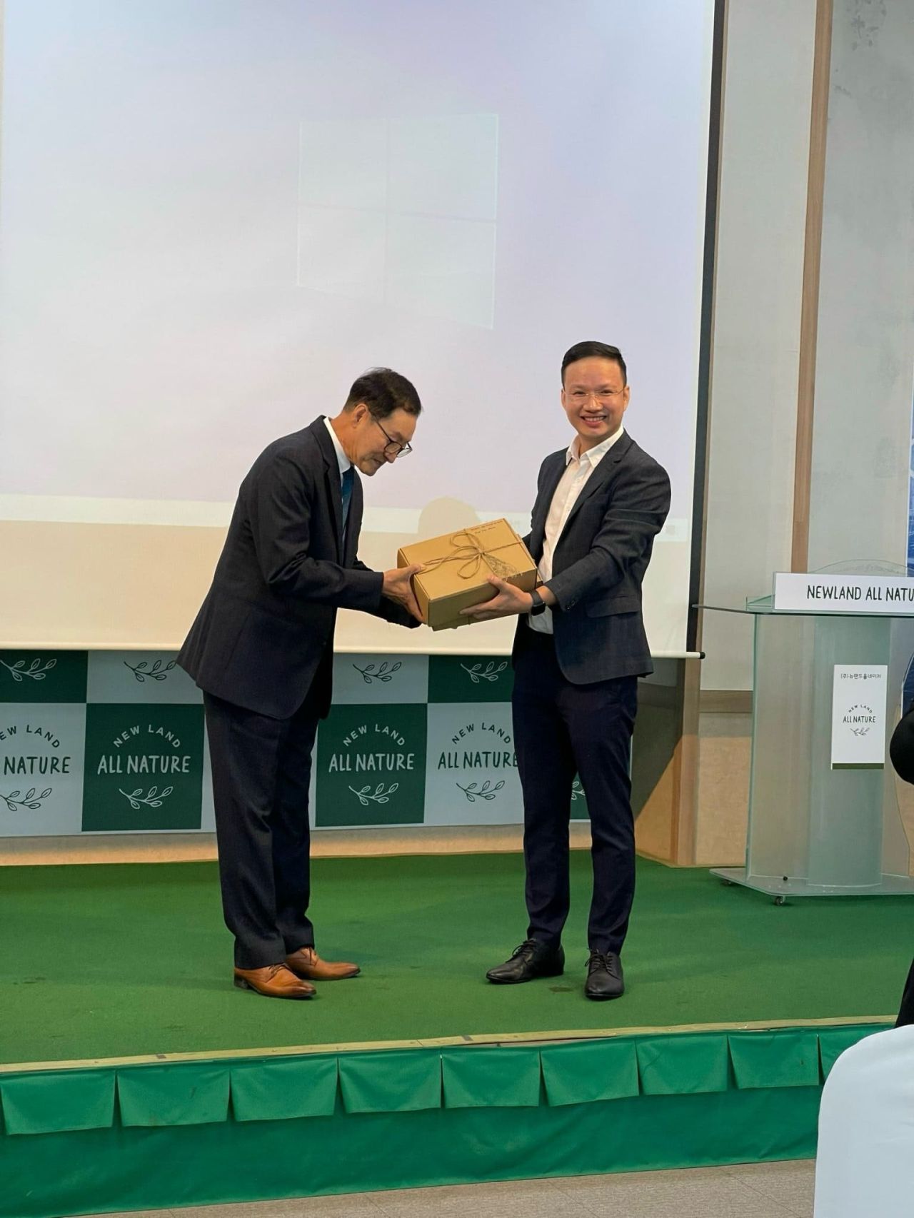 founder JDclinique tham quan nhà máy Hàn Quốc