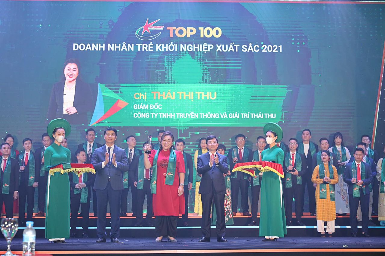 CEO Thái Thu nhận cup khen thưởng tại Lễ trao Danh hiệu Doanh nhân trẻ khởi nghiệp xuất sắc 2021