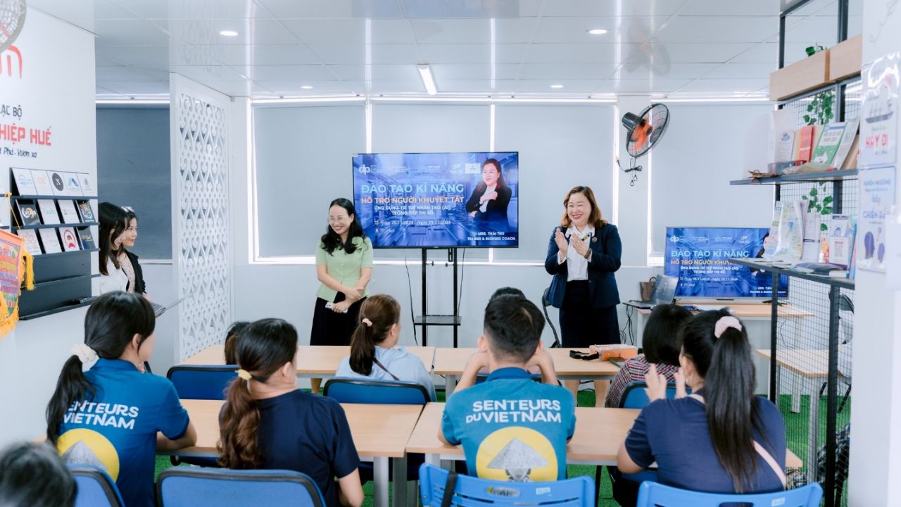 CEO Th&aacute;i Thu tại buổi Đ&agrave;o tạo kỹ năng hỗ trợ người khuyết tật: &ldquo;Ứng dụng AI trong tiếp thị số&rdquo;