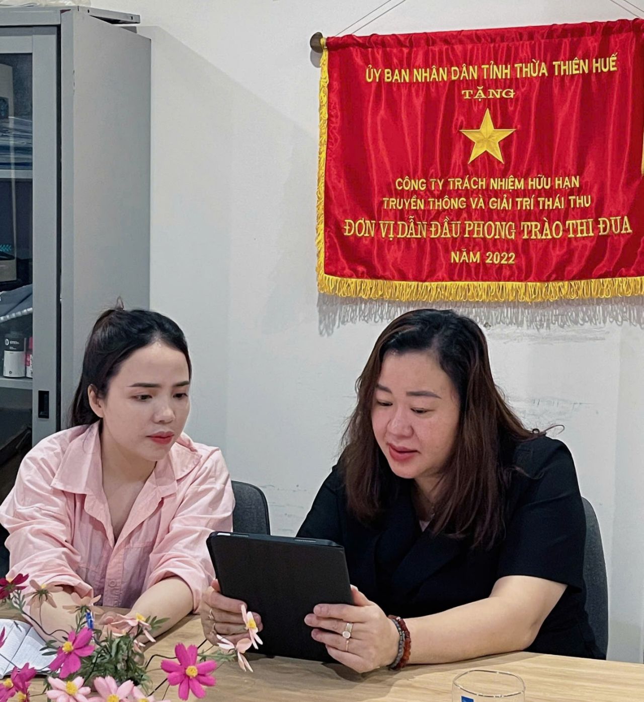 Chị Trịnh Ngọc Hiền – Chủ cơ sở Queen Beauty Spa (Huế) trong buổi học Khám kênh – khóa học TikTok