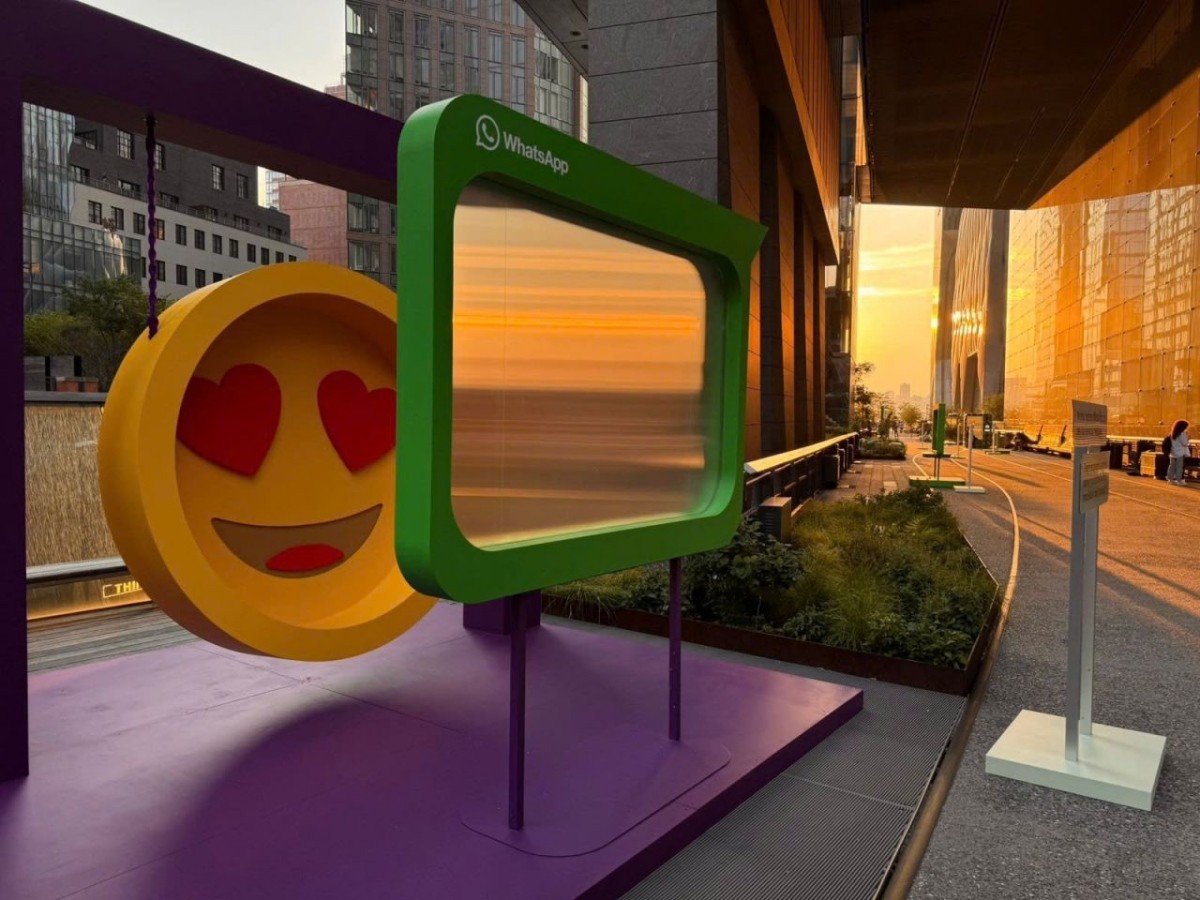 Biểu tượng emoji trái tim phái sau khung chat mờ ảo thể hiện cảm xúc riêng tư trong cuộc trò chuyện.