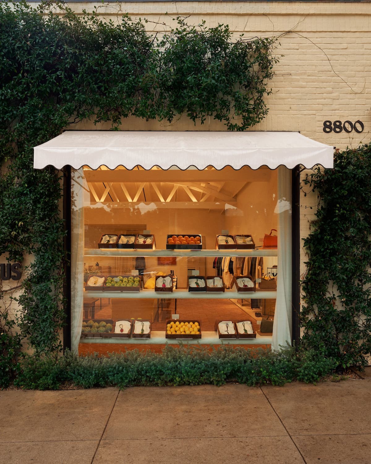 Fashion Updates W46/2025: LVMH xem xét chuyển nhượng 50% cổ phần Fenty Beauty, Kering bán mảng Beauté cho L’Oréal