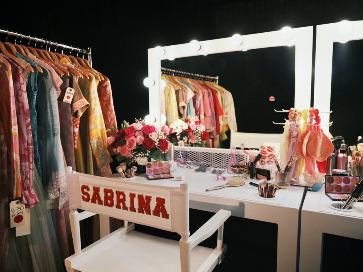 Airbnb kết hợp với Sabrina Carpenter, mời người hâm mộ trải nghiệm cuộc sống “celeb”