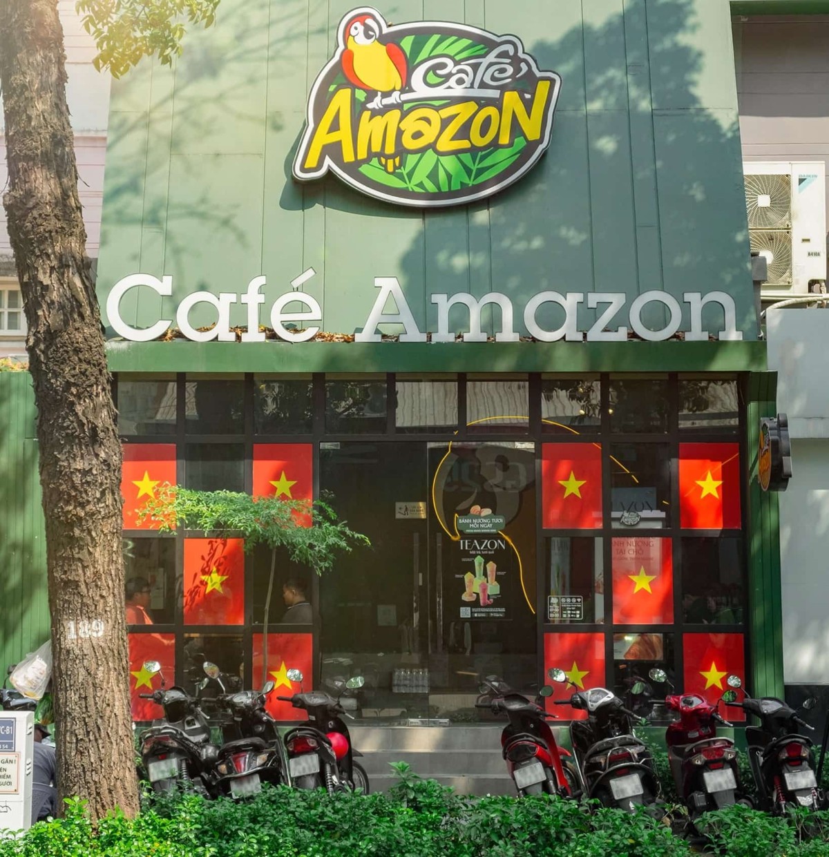 Brand Updates W46-47/2025: Acecook ra mắt Hảo Hảo Premium, Café Amazon âm thầm rút khỏi thị trường Việt Nam