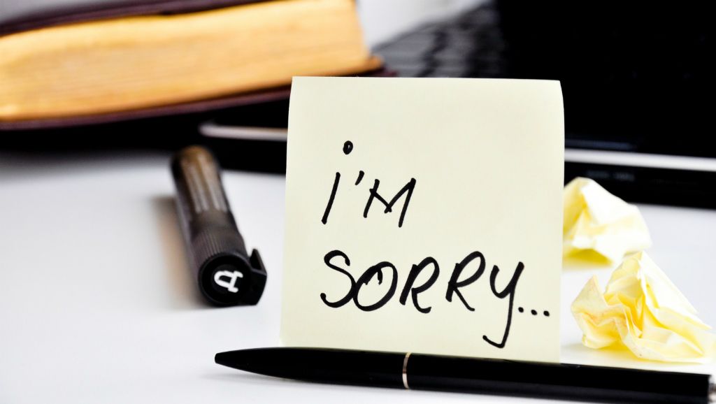Chiến lược quỳ gối tr&ecirc;n s&acirc;n khấu xin lỗi sau scandal c&oacute; thật đ&uacute;ng hướng?