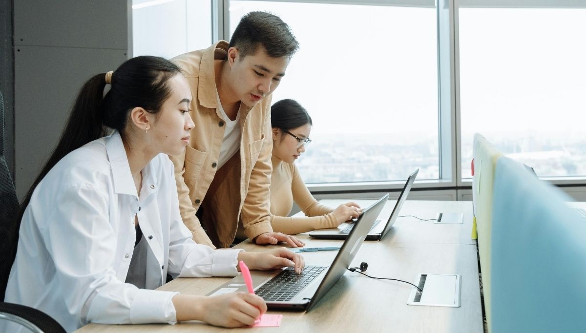 Timeline cần có sự tham gia, phối hợp giữa nhiều nhóm phòng ban để đảm bảo quy trình vận hành được thông suốt và đồng bộ.