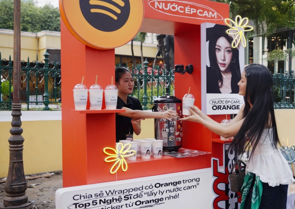 “Cho chị ly nước cam” – Happiness Saigon đưa văn hoá mạng Việt Nam ra đời thực qua “Spotify Wrapped 2025”